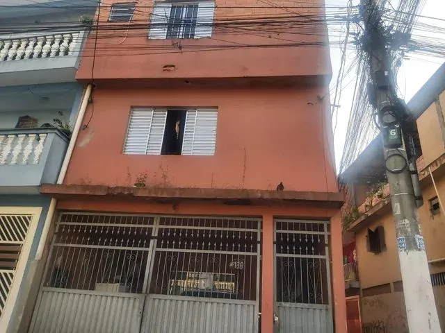 Imagem: A casa possui 5 Dormitórios, 2 Banheiros, 2 Vagas na
