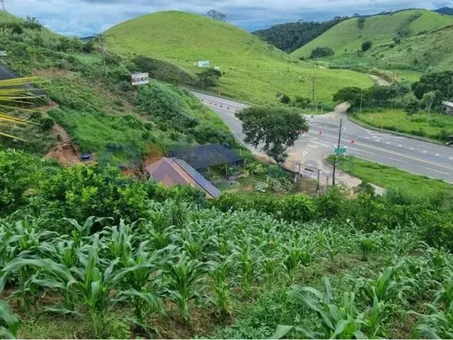 Imagem: A casa possui 3 Dormitórios, 2 Banheiros, 5 Vagas na