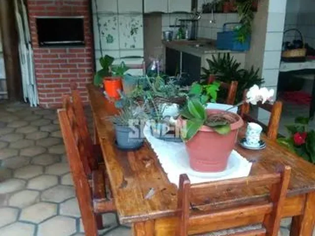 Imagem: A casa possui 3 Dormitórios, 1 Suíte, 3 Banheiros, 3