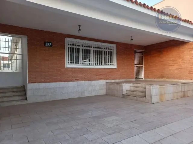 Imagem: A casa possui 4 Dormitórios, 2 Suítes, 5 Banheiros, 4