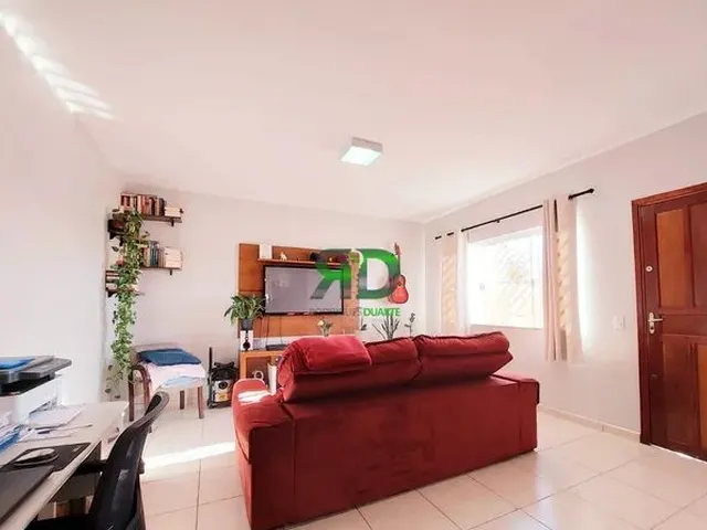 Imagem: A casa possui 2 Dormitórios, 1 Suíte, 2 Banheiros, 2