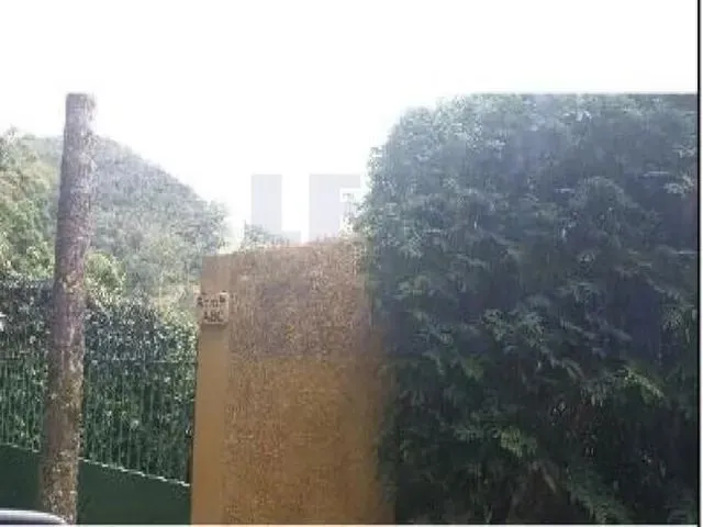 Imagem: A casa possui 3 Dormitórios, 2 Banheiros, 1 Vaga na
