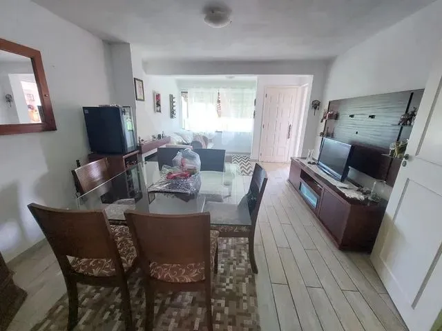 Imagem: A casa possui 3 Dormitórios, 3 Banheiros, 3 Vagas na