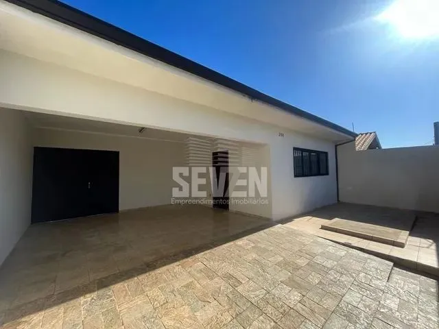Imagem: A casa possui 3 Dormitórios, 1 Suíte, 3 Banheiros, 4