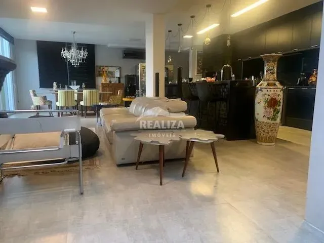 Imagem: A casa em condomínio possui 4 Dormitórios, 3 Suítes, 4
