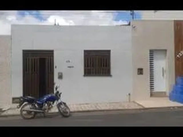 Imagem: A casa possui 3 Dormitórios, 1 Banheiro e está localizado