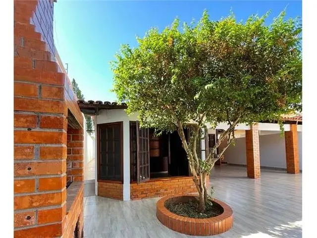 Imagem: A casa possui 4 Dormitórios, 2 Suítes, 1 Banheiro, 2 Vagas