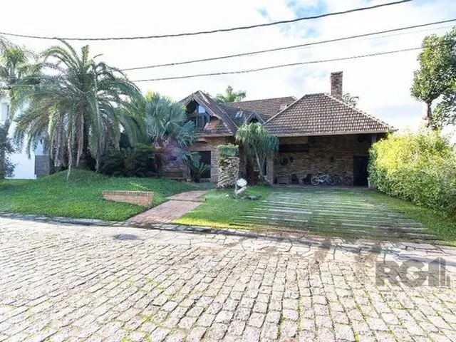 Imagem: A casa em condomínio possui 4 Dormitórios, 4 Suítes, 5