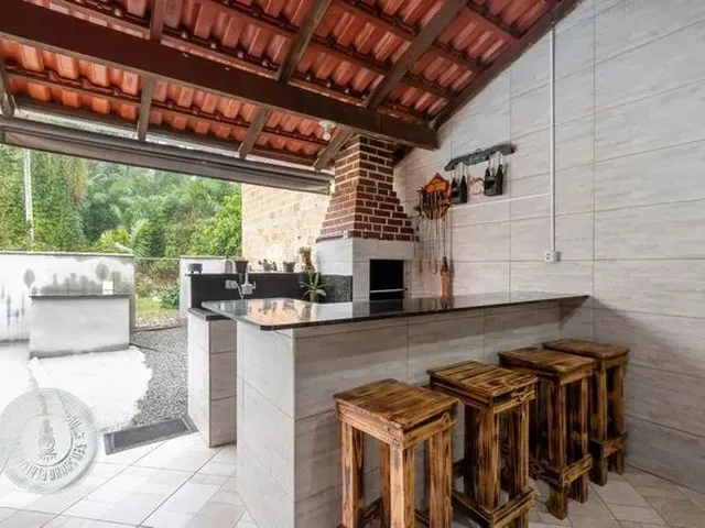 Imagem: A casa possui 3 Dormitórios, 1 Banheiro, 4 Vagas na