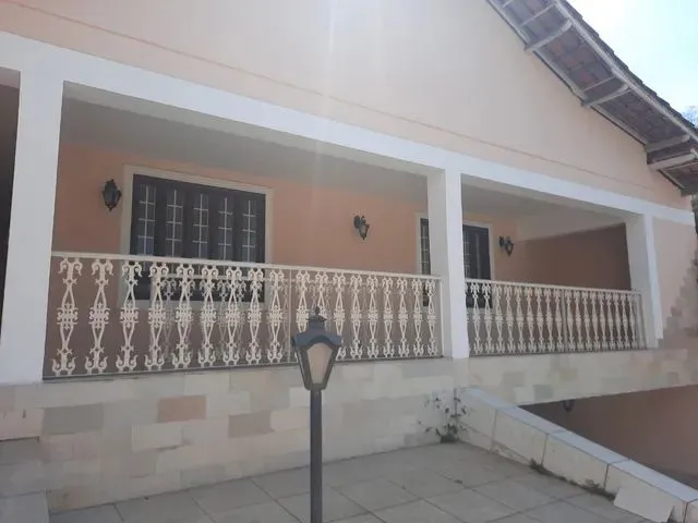 Imagem: A casa possui 3 Dormitórios, 3 Banheiros, 4 Vagas na