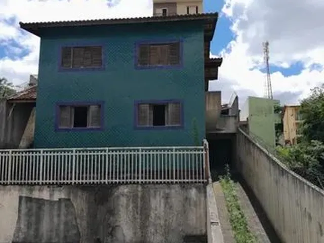 Imagem: A casa possui 3 Dormitórios, 3 Banheiros, 4 Vagas na