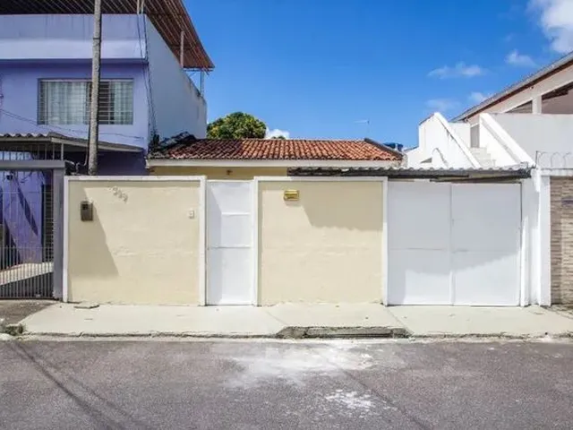 Imagem: A casa possui 3 Dormitórios, 1 Banheiro, 2 Vagas na