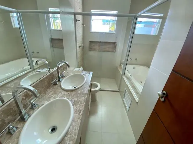 Imagem 2: Cód.: 931 - Casa com 4 Suítes e 5 Vagas de Garagem, À Venda em Condomínio Fechado, No