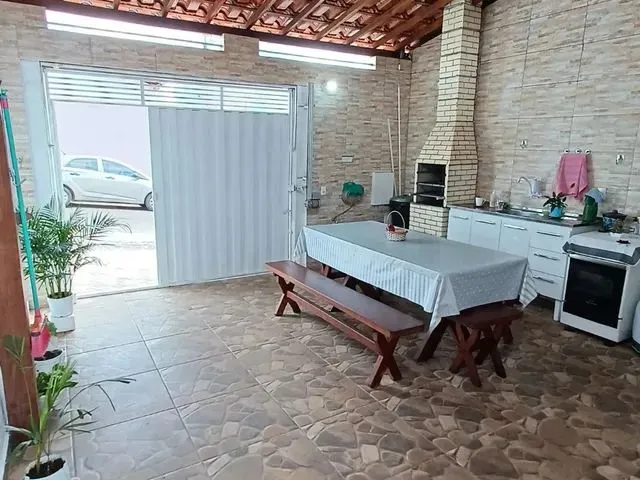 Imagem: A casa possui 2 Dormitórios, 3 Banheiros, 2 Vagas na