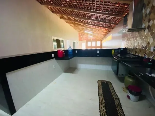 Imagem: A casa em condomínio possui 5 Dormitórios, 4 Suítes, 5