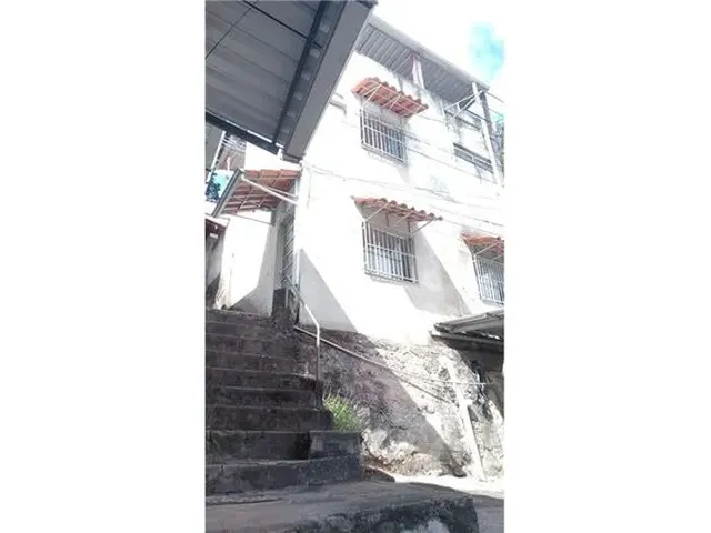 Imagem: Casa com Três Quartos e Cobertura!!!
