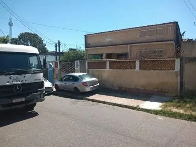 Imagem: A casa possui 5 Dormitórios, 3 Banheiros, 5 Vagas na