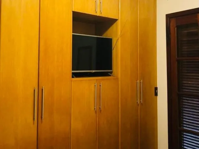Imagem 4: Ótima Casa em Condomínio Fechado, Conservação Impecável, Bem Localizada, Distante