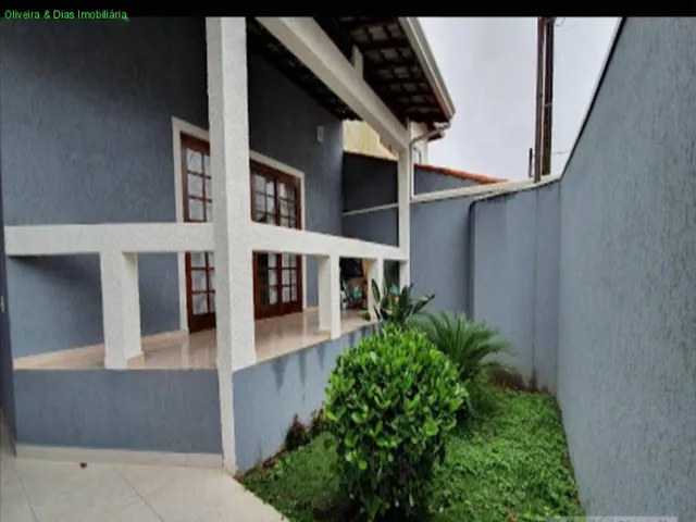 Imagem: A casa possui 3 Dormitórios, 1 Suíte, 2 Banheiros, 2