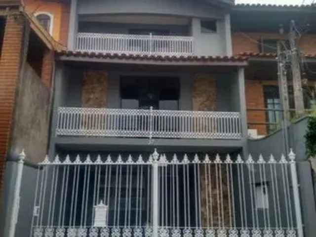 Imagem: A casa possui 4 Dormitórios, 1 Suíte, 3 Banheiros, 2