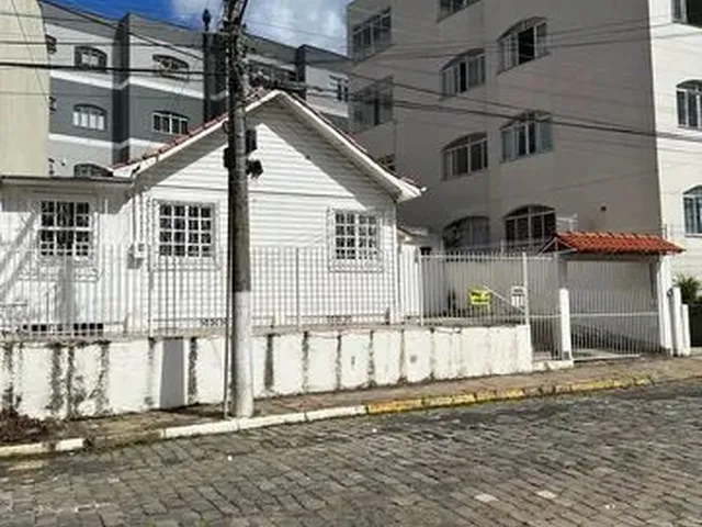 Imagem: Casa de Madeira Cercada com 5 Quartos no