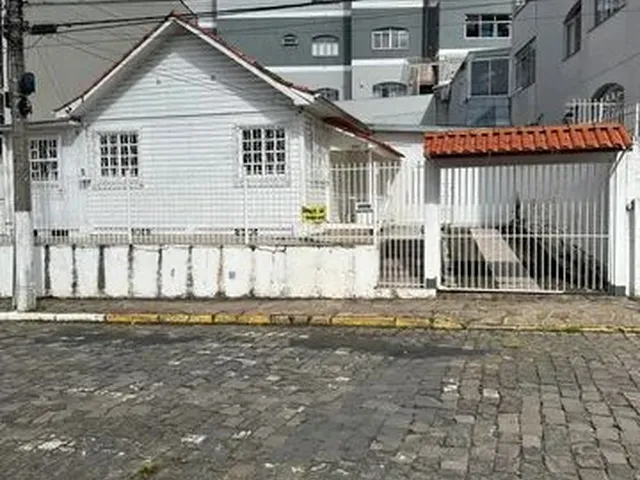 Imagem 6: Casa de Madeira Cercada com 5 Quartos no Centro