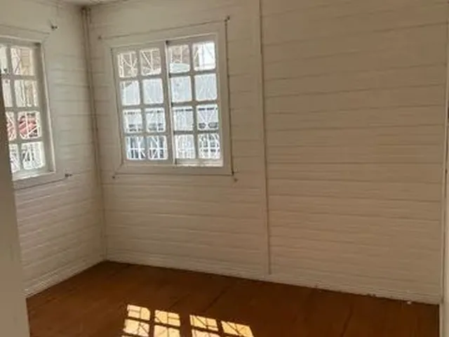 Imagem 3: Casa de Madeira Cercada com 5 Quartos no Centro