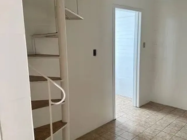 Imagem 4: Casa de Madeira Cercada com 5 Quartos no Centro
