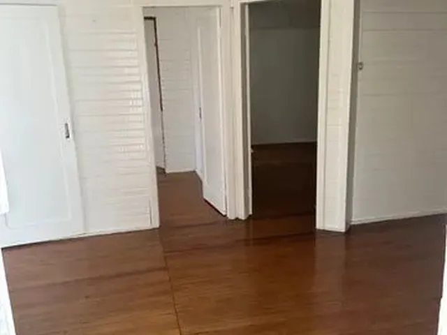 Imagem 2: Casa de Madeira Cercada com 5 Quartos no Centro
