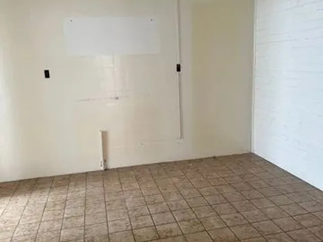 Imagem 5: Casa de Madeira Cercada com 5 Quartos no Centro