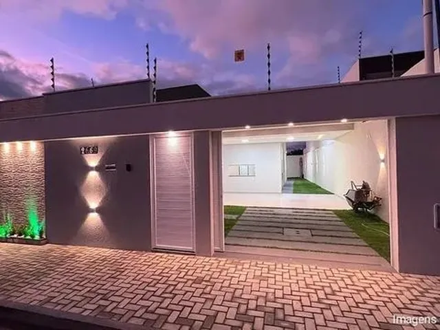 Imagem: A casa possui 3 Dormitórios, 2 Banheiros, 2 Vagas na