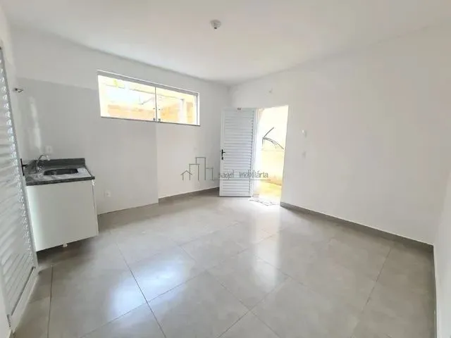 Imagem 2: Casa com 2 Quartos para Alugar no Prado
