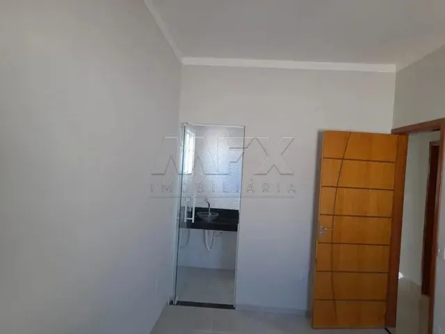 Imagem: A casa possui 3 Dormitórios, 1 Suíte, 2 Banheiros, 2