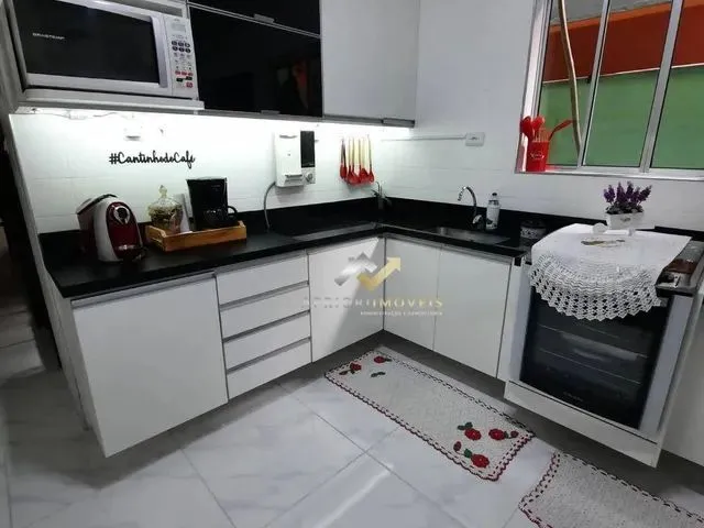 Imagem: A casa possui 5 Dormitórios, 3 Banheiros, 2 Vagas na