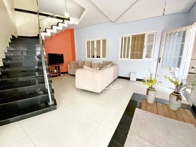 Imagem: Casa com 4 Dormitórios À Venda, 350 M²
