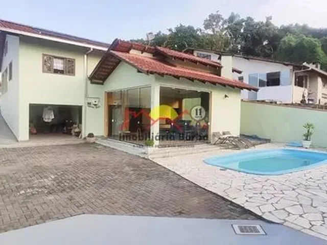 Imagem: A casa possui 3 Dormitórios, 1 Suíte, 3 Banheiros, 5