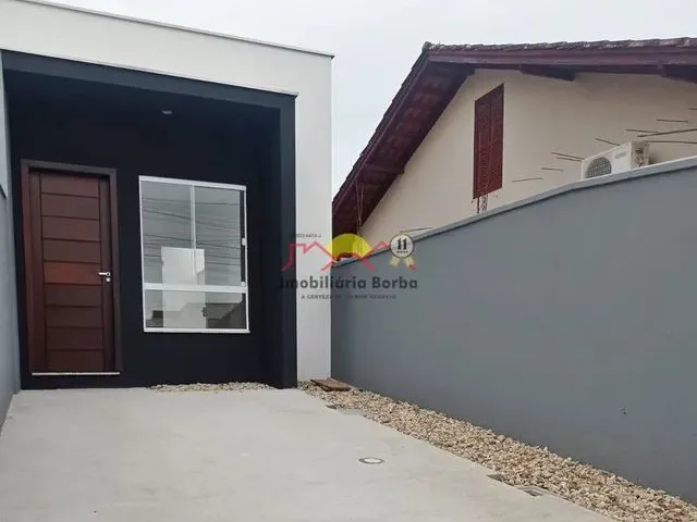Imagem: A casa possui 3 Dormitórios, 1 Suíte, 2 Banheiros, 1 Vaga