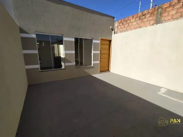 Imagem: A casa possui 2 Dormitórios, 1 Suíte, 2 Banheiros, 2