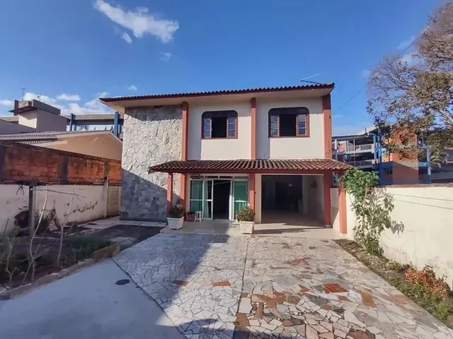 Imagem: A casa possui 5 Dormitórios, 4 Banheiros, 1 Vaga na