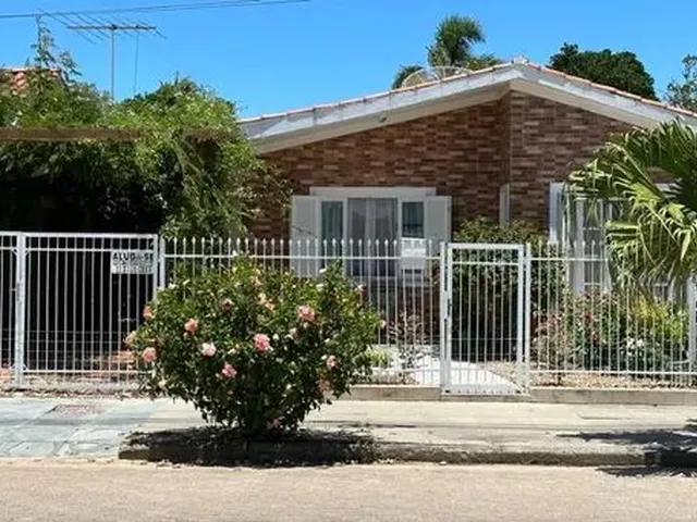 Imagem: Casa com Amplo Pátio e Garagem para 3 Carros