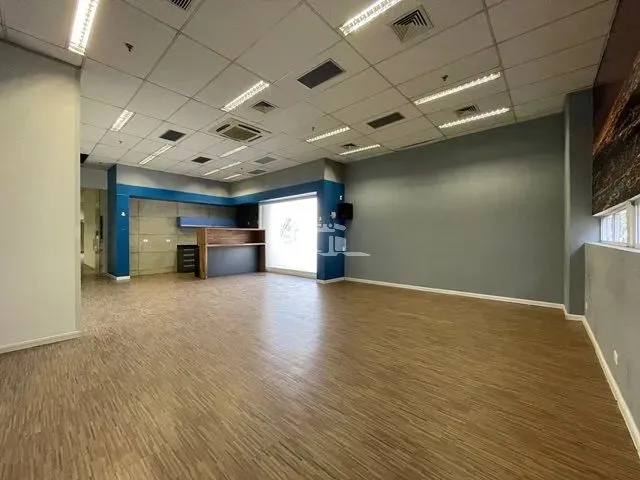 Imagem: Prédio de Esc.5.444M² em Condo Classe