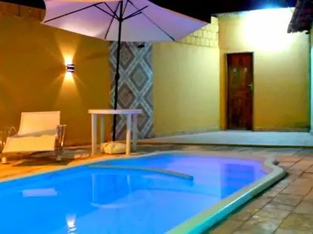 Imagem: A casa possui 2 Dormitórios, Acomodam 15 pessoas, 4 Vagas