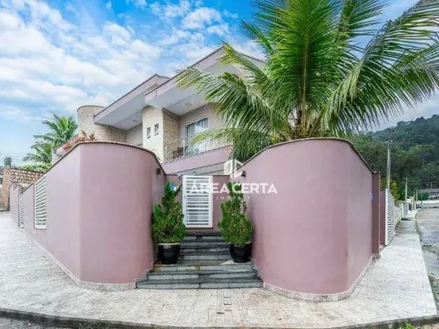 Imagem: A casa possui 3 Dormitórios, 4 Banheiros, 2 Vagas na