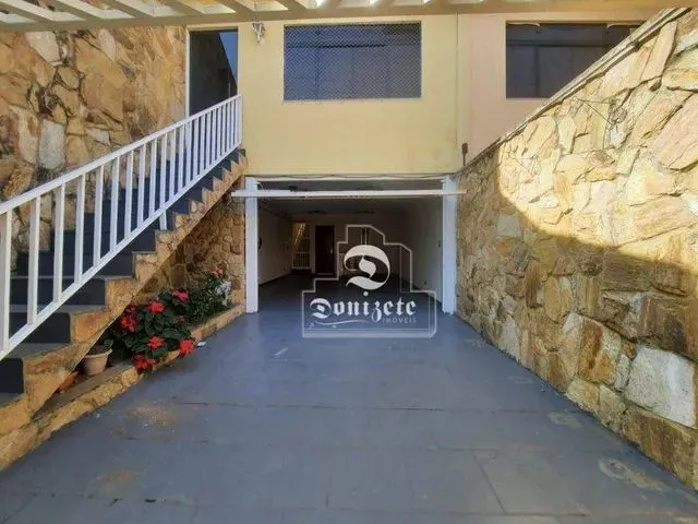 Imagem: A casa possui 3 Dormitórios, 1 Suíte, 1 Banheiro, 4 Vagas