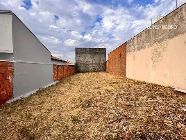 Imagem: O terreno possui 250m² de Área e está localizado em