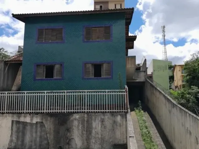 Imagem: A casa possui 3 Dormitórios, 3 Banheiros, 4 Vagas na