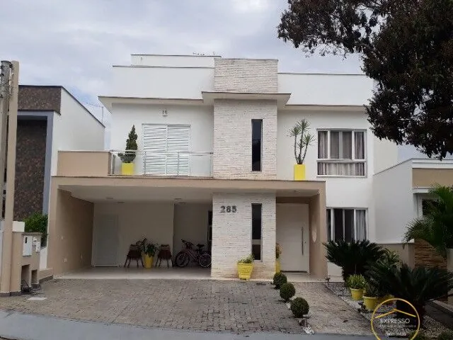Imagem: A casa em condomínio possui 3 Dormitórios, 3 Suítes, 5
