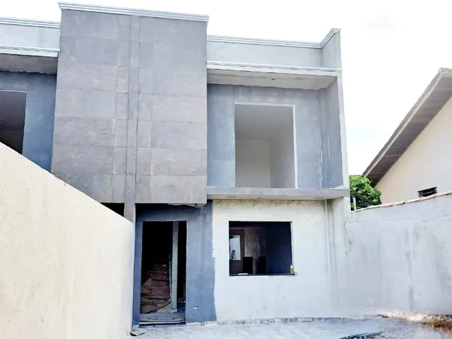 Imagem: A casa possui 4 Dormitórios, 1 Suíte, 2 Banheiros, 2
