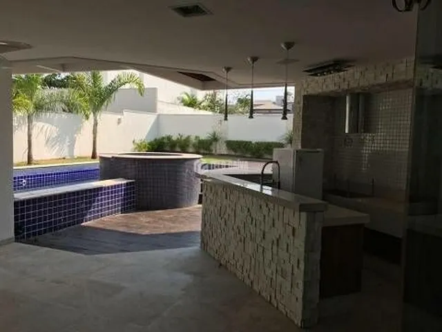 Imagem: A casa possui 4 Dormitórios, 4 Suítes, 6 Banheiros, 4