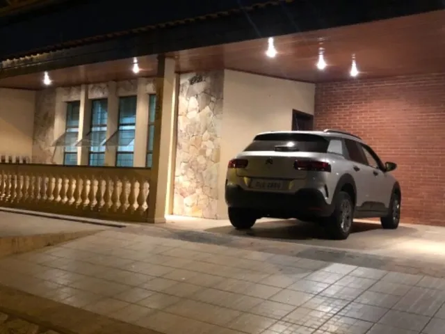 Imagem: A casa possui 5 Dormitórios, 1 Suíte, 3 Banheiros, 2